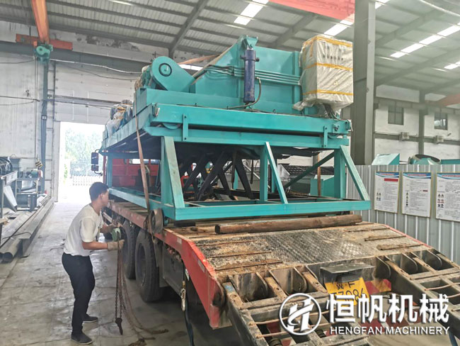 “私人訂制”六米寬槽式翻堆機發(fā)送至山西(圖1) 山西槽式翻堆機